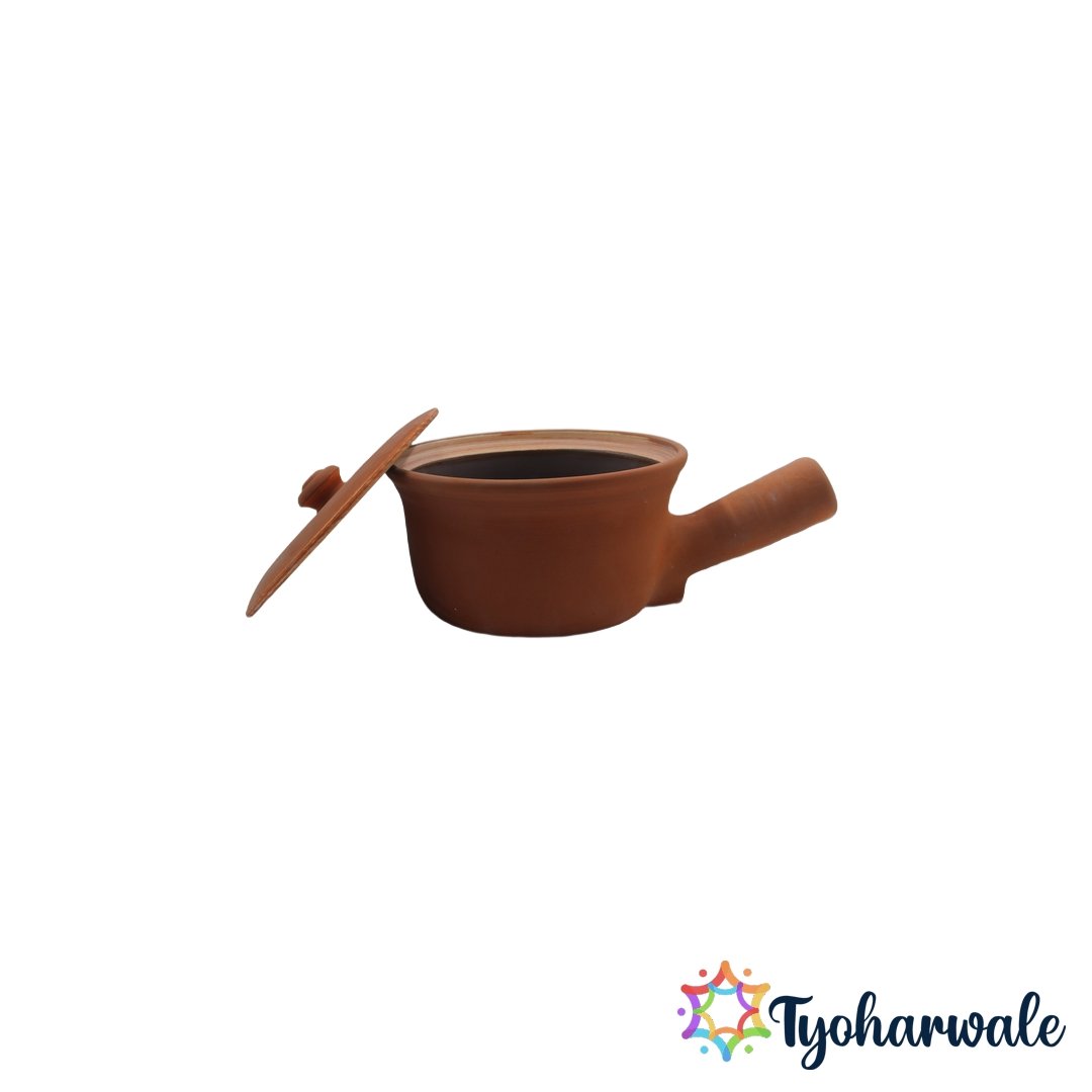 1.75L traditional clay handle pot with matching lid for family cooking.