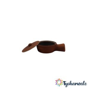 0.8L traditional clay handle pot with matching lid for tea and milk.